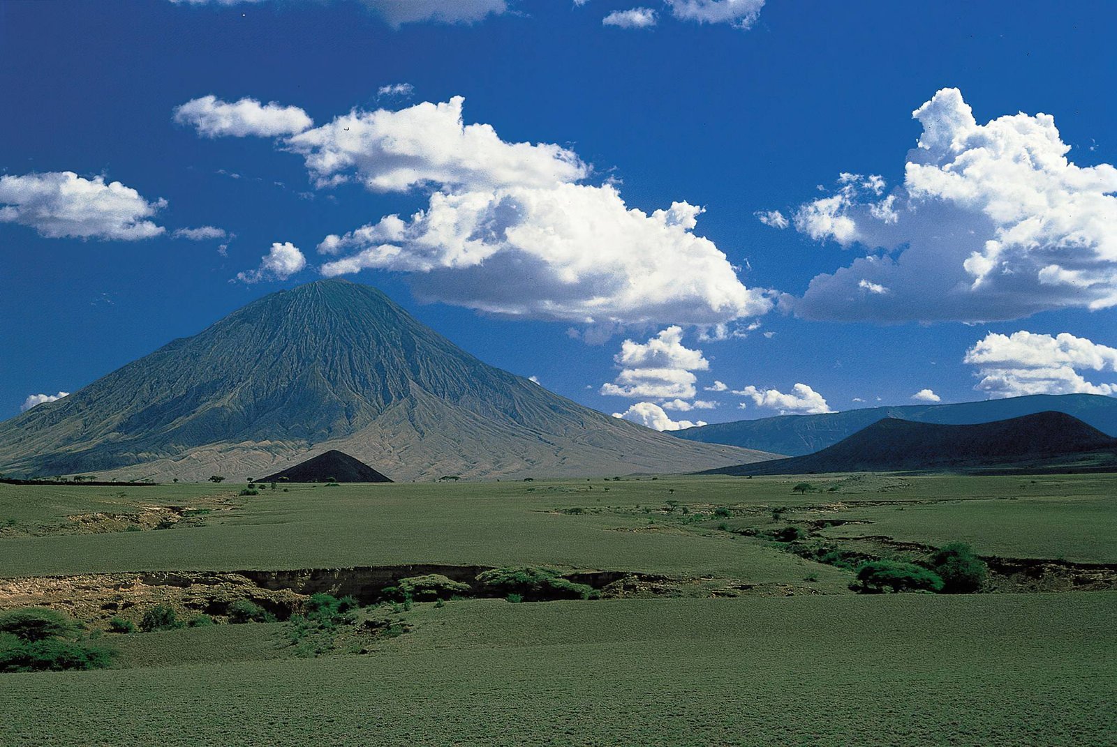 Mount_Oldonyo_Lengai_07